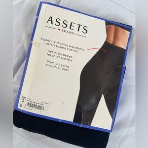 ASSETS
• SPANX
SHAPING LEGGINGS
Ultimate Shaping +
Stand-Out Style